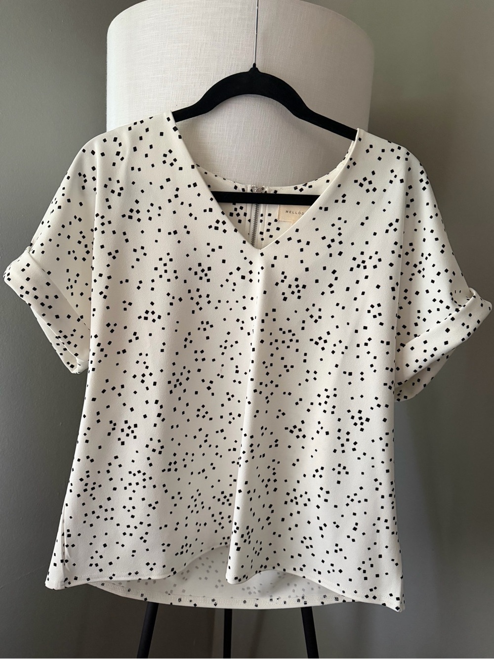 MELLODAY White V-Neck Black Dot Blouse